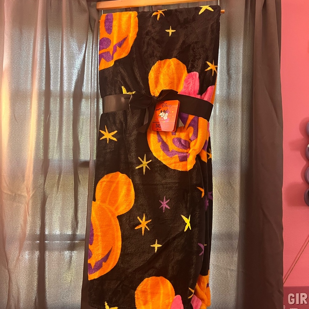 Disney Mickey and Minnie Halloween throw